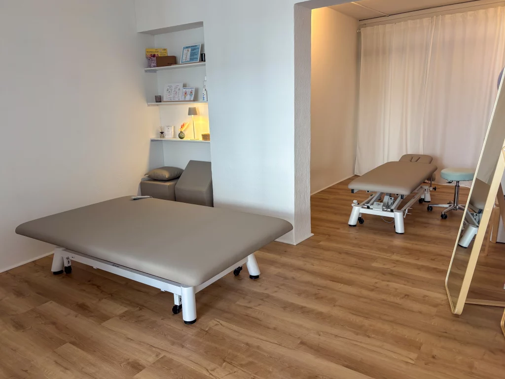 Behandlungsbereich mit einer Bobath-Liege, einer klassischen Therapieliege und Platz für Koordination, Gang- und Gleichgewichtsschulungen in der CK Therapiepraxis in Cölbe bei Marburg